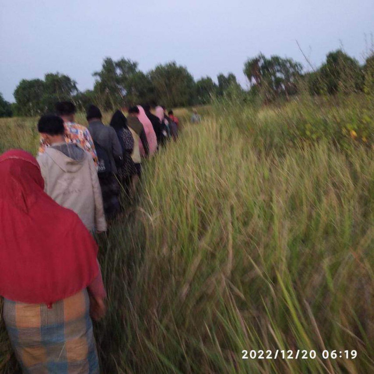 akmoe2's tweet photo. 112 Rohingya being arrested again today by the junta’s navy near Kadone Kani, Bogalay, while they are proceeding to Malaysia. This is on top of 3 boats floating in sea. https://t.co/6gbvLR3R4d