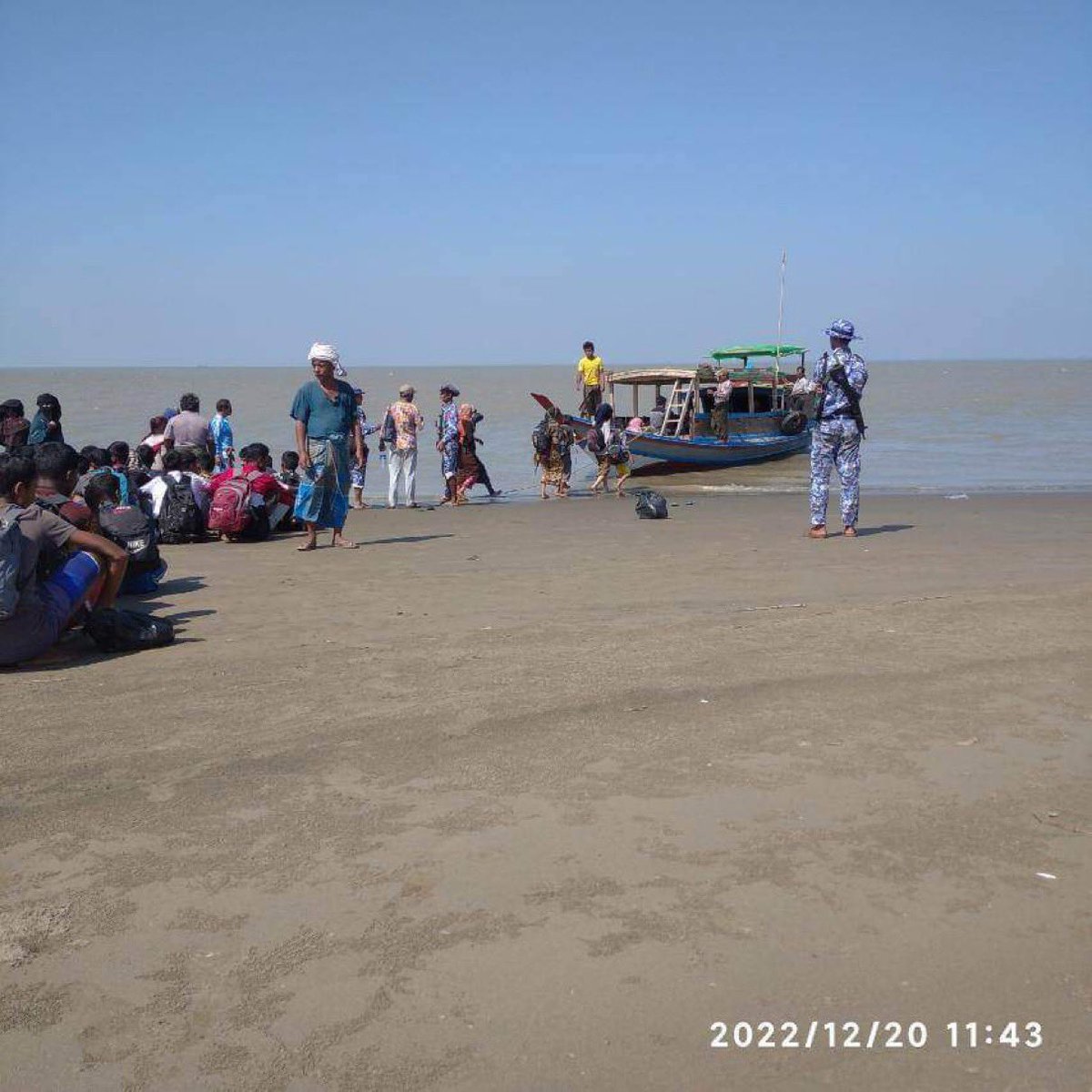 akmoe2's tweet photo. 112 Rohingya being arrested again today by the junta’s navy near Kadone Kani, Bogalay, while they are proceeding to Malaysia. This is on top of 3 boats floating in sea. https://t.co/6gbvLR3R4d