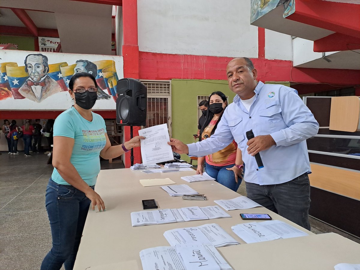 En honor a nuestro Prof. Aristobulo Isturiz desde la @ZE_Aragua seguimos trabajando junto a nuestros maestros y maestras para garantizar la educación del futuro.
#QueVivaLaPatria 
#FreeAlexSaabNow 
<a href="/_LaAvanzadora/">Yelitze Santaella</a> <a href="/Soykarinacarpio/">Karina Carpio</a> @MPPEDUCACION <a href="/GobiernoAragua_/">Gobierno Aragua</a> <a href="/RosangelaOrozco/">Rosangela Orozco</a>