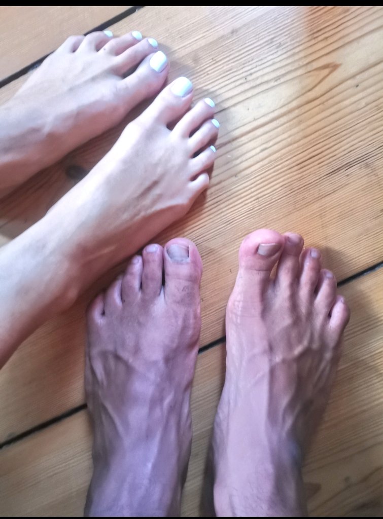 AlphaBossCoupl1's tweet photo. Na ihr erbärmlinge, hier sind 2 paar Alpha #Füße für #devote #betaboys.

Welche willst du knechtling #riechen und #ablecken?

#footslave #Fußsklave #couplefeet #barefeet #mistress #alphacouple #Fußsklave #dominantestpaar #findom #fusslecker #Fußfetisch https://t.co/yUpbudH2Tl