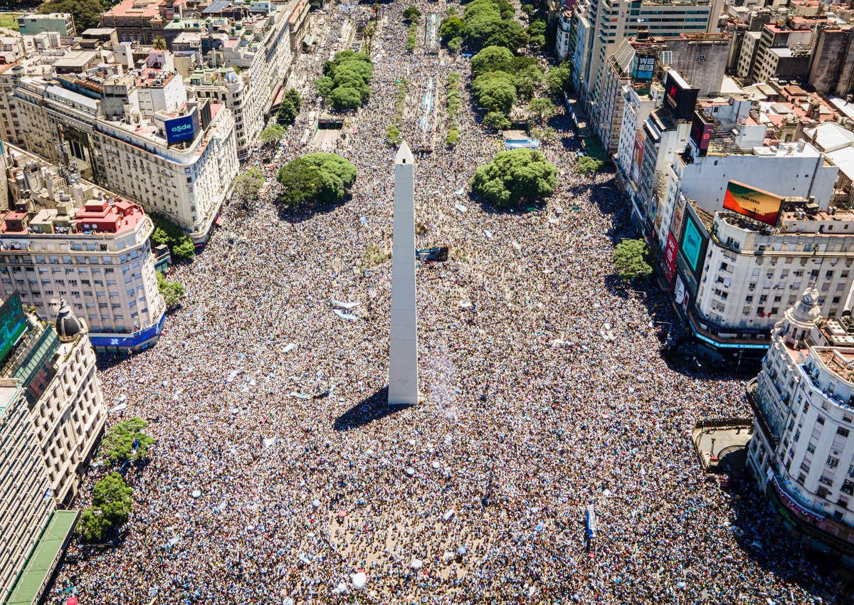 VSportsTM's tweet image. En estos momentos hay aproximadamente 5.5 M de personas en las calles de Buenos Aires manifestando su agradecimiento a Messi, Scaloni y a toda Selección Argentina campeona del mundo.