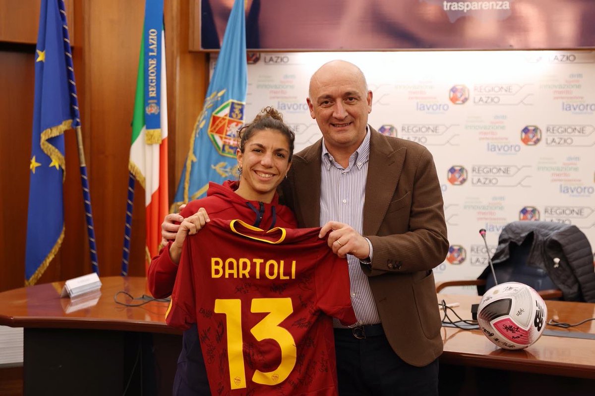 DanieleLeodori's tweet photo. Una cosa è impossibile da nascondere: la fede calcistica. E io non ne ho mai fatto mistero. Un bel pomeriggio insieme ad @assocalciatori e alle calciatrici della @ASRomaFemminile, un onore premiarle per la vittoria della Supercoppa italiana. https://t.co/d8ryv3XXpk