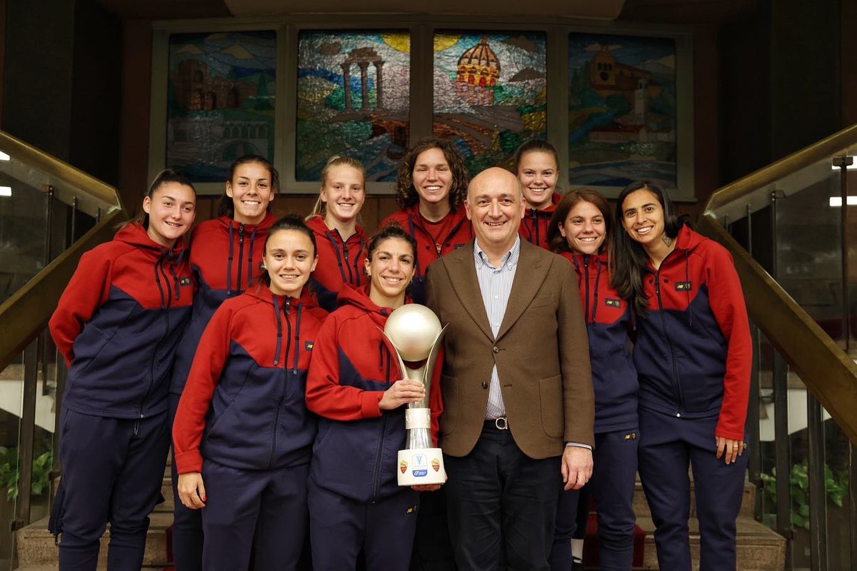 DanieleLeodori's tweet photo. Una cosa è impossibile da nascondere: la fede calcistica. E io non ne ho mai fatto mistero. Un bel pomeriggio insieme ad @assocalciatori e alle calciatrici della @ASRomaFemminile, un onore premiarle per la vittoria della Supercoppa italiana. https://t.co/d8ryv3XXpk