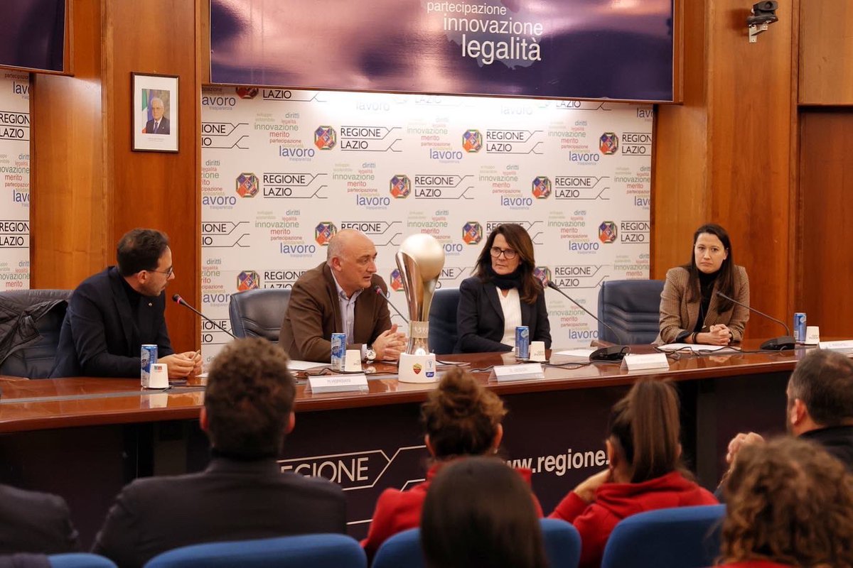 DanieleLeodori's tweet photo. Una cosa è impossibile da nascondere: la fede calcistica. E io non ne ho mai fatto mistero. Un bel pomeriggio insieme ad @assocalciatori e alle calciatrici della @ASRomaFemminile, un onore premiarle per la vittoria della Supercoppa italiana. https://t.co/d8ryv3XXpk