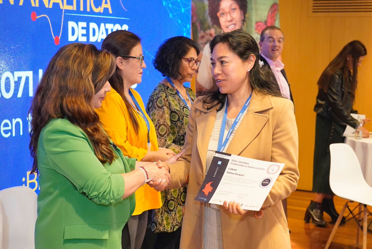 SandramUrrutia's tweet photo. Hoy en el @Ministerio_TIC certificamos a 6.184 colombianos y colombianas en #AnalíticaDeDatos como parte de nuestra apuesta por el uso de las TIC con propósito. A ellos felicitaciones, su conocimiento es indispensable para cerrar la brecha de talento digital en el país. https://t.co/3kT6V4afQX
