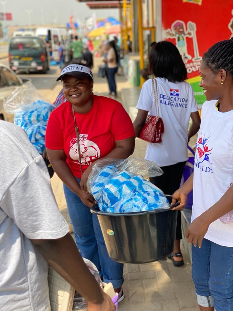 TheEmeralds2's tweet photo. Today 20th December 2022,NPP Emerald’s showed some love to the streets of Accra as part of their Operation feed the street project.

#TheEmeraldsFoundation
#THEEMERALDS
#NPPEMERALDS 

Below are some pictures; https://t.co/UsDgr2XwJ6