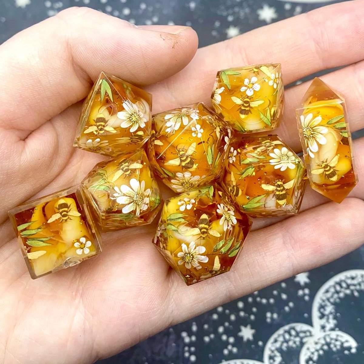 Dreamy_Dice's tweet photo. I am once again quoting the immortal words of Laura Bailey to tell you:

Hello Bees 🥰🐝 https://t.co/tXb8sEMhE2