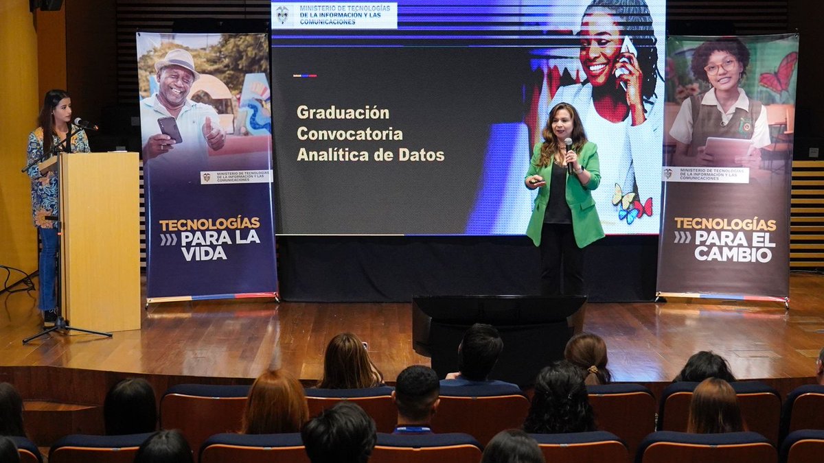 SandramUrrutia's tweet photo. Hoy en el @Ministerio_TIC certificamos a 6.184 colombianos y colombianas en #AnalíticaDeDatos como parte de nuestra apuesta por el uso de las TIC con propósito. A ellos felicitaciones, su conocimiento es indispensable para cerrar la brecha de talento digital en el país. https://t.co/3kT6V4afQX