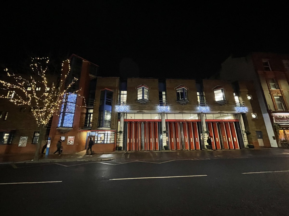 LondonFire_'s tweet image. A30 Islington Fire station looking excellent with the newly installed Christmas lights! @LFBIslington @LondonFire #londonfire #fire #Christmas