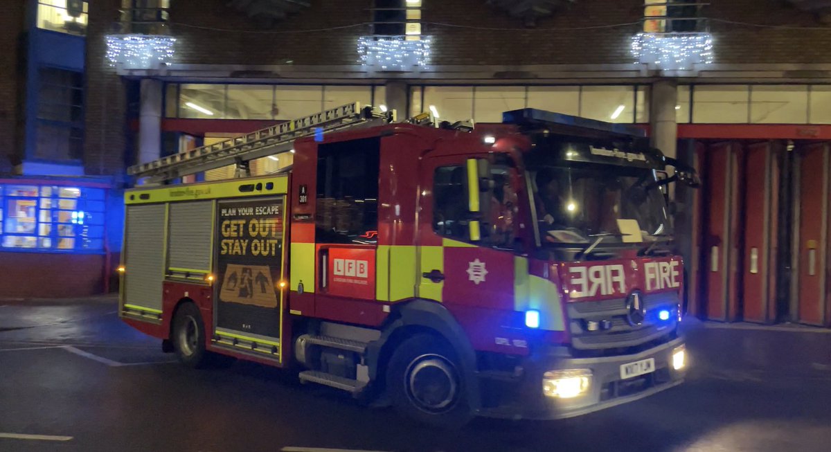 LondonFire_'s tweet image. A30 Islington Fire station looking excellent with the newly installed Christmas lights! @LFBIslington @LondonFire #londonfire #fire #Christmas
