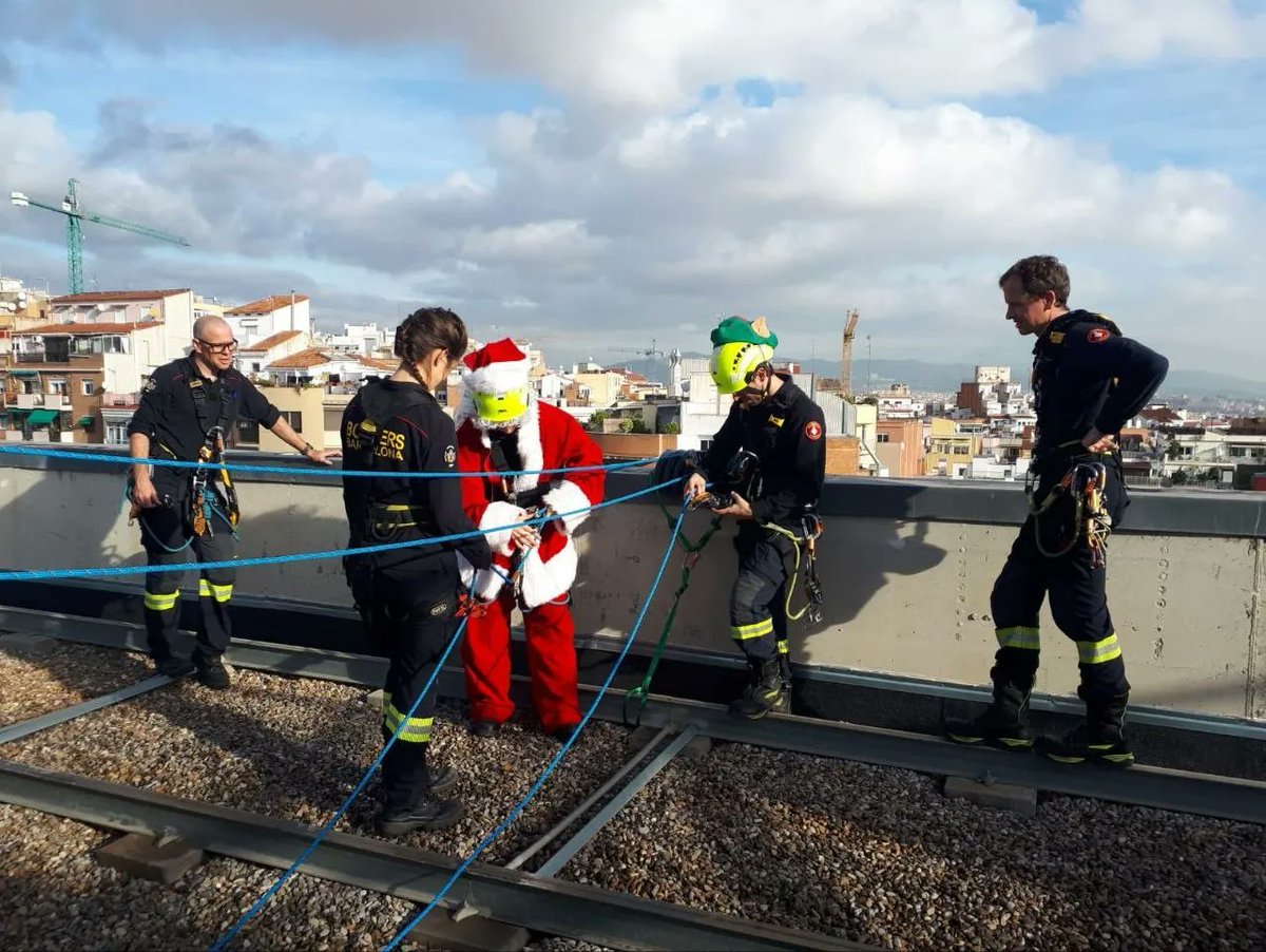 🎅 Avui els pacients de Pediatria de l'@hospital_santpau han rebut una visita molt especial!

🎄Hem realitzat un servei màgic, la tradicional despenjada del Pare Noel, amb onze bombers i comandaments supervisats pel coordinador del grup de rescat en alçada dels #BombersBCN.