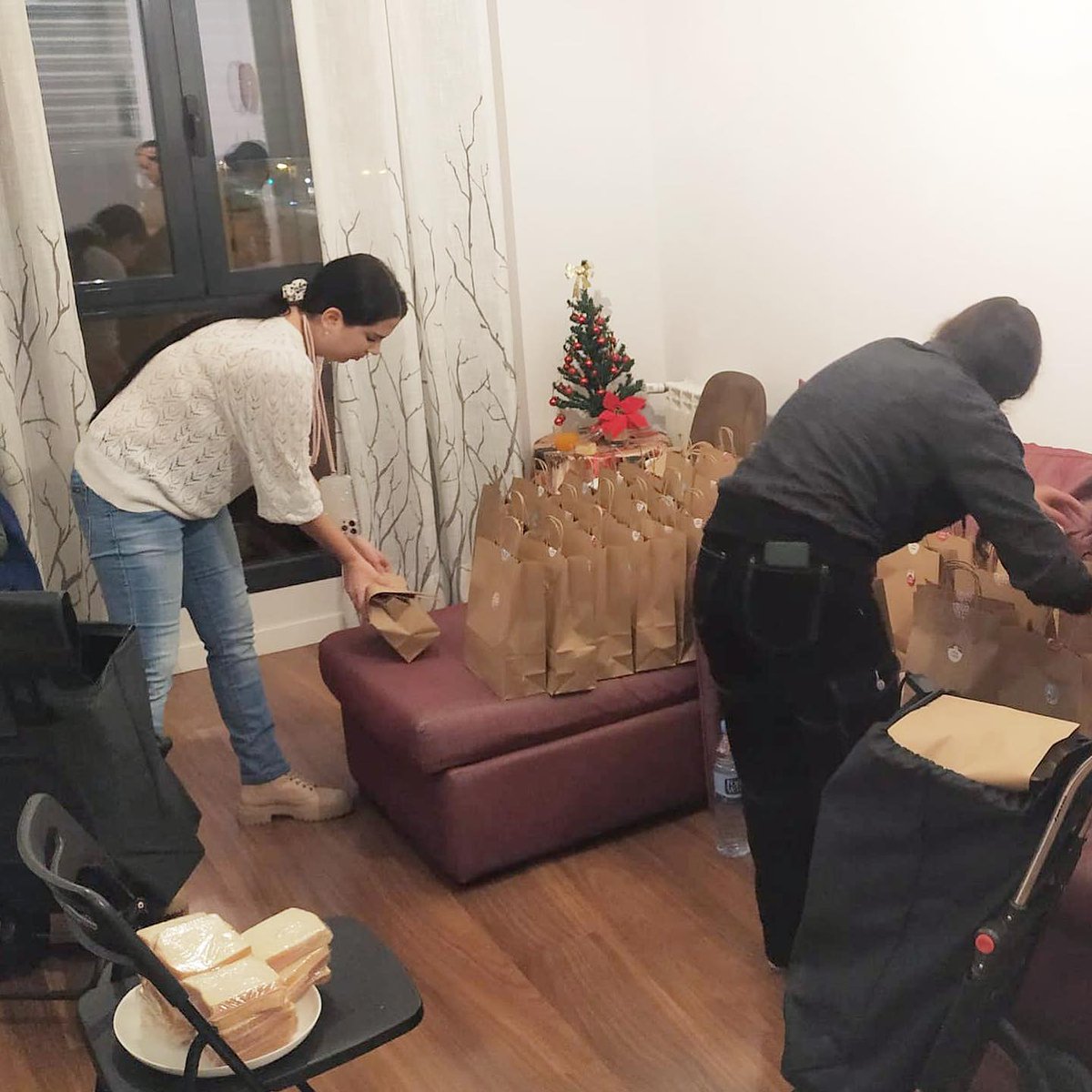 igbetelmadridcc's tweet photo. El sábado 17/12/22, entregamos 100 desayunos a las personas sin techo en Tirso de Molina, Madrid, fue muy lindo ver las caras sorprendidas de todos, fue de gran alegría para nosotros ayudar y dar un granito de arena 

"Seamos parte de la solución"

#homelessday #españa #madrid https://t.co/PT7hQWf2Tr