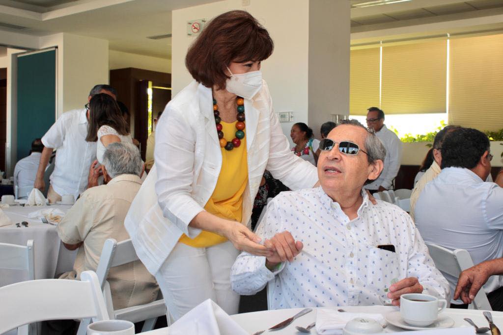 SedecultaYuc's tweet photo. Hoy celebramos el Día del Escritor en #Yucatán y  nos reunimos con la comunidad literaria para distinguir a las y los protagonistas del arte de la pluma, quienes con sus letras trascienden en México y el mundo.
1/2 https://t.co/Sn6I1PWRFe