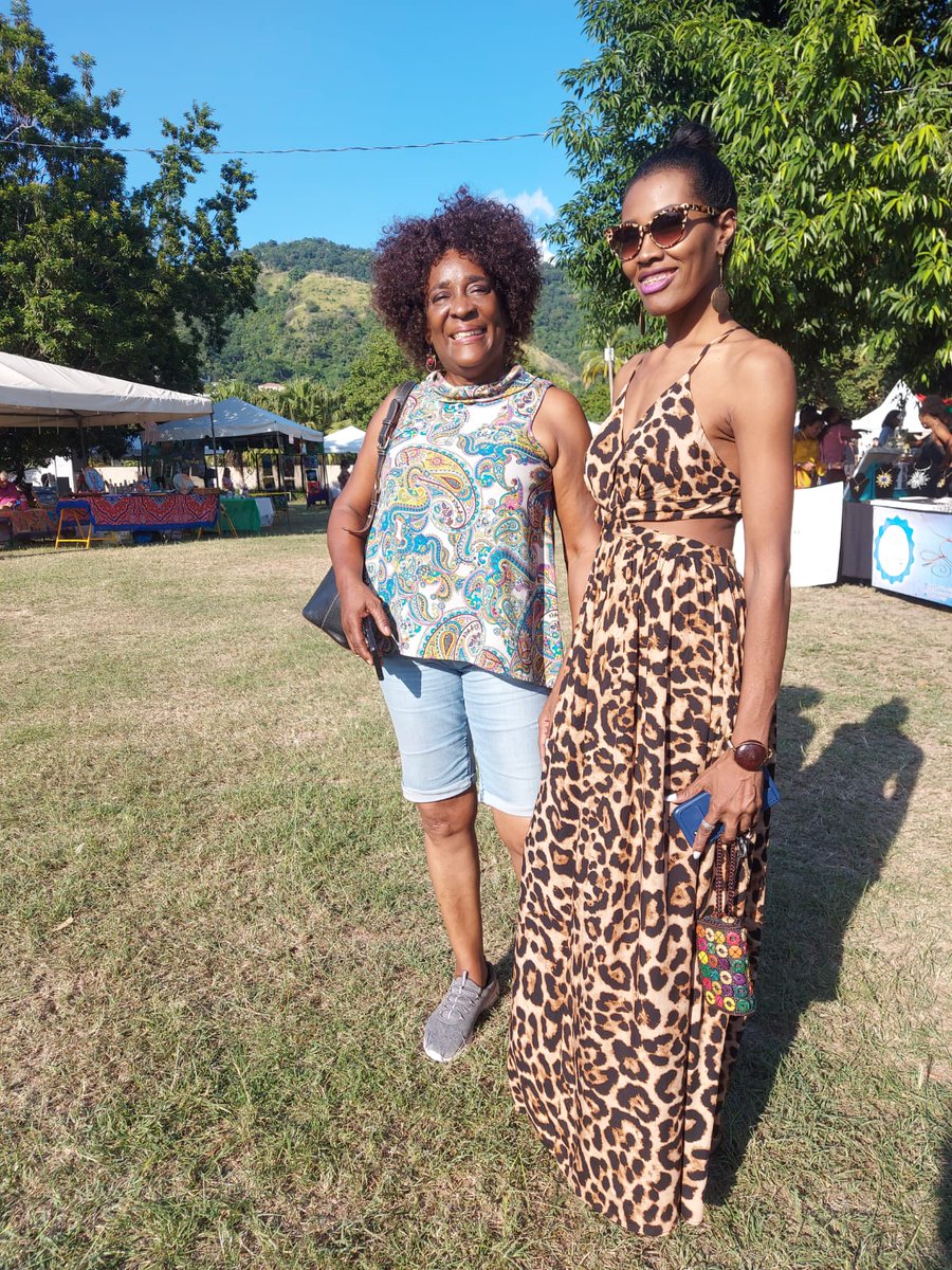 RobynMils's tweet photo. First #PottersFair in two years and what a thrill it was! Reconnected with 'nuff' people; the artists I've missed, friends, my HHG Studios editor, Fay. #artisback #ArtLovers https://t.co/Z6GnkF1s5D