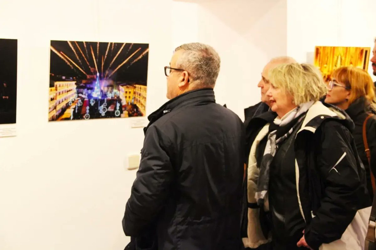 Arganda_Ayto's tweet photo. Esta tarde se ha inaugurado en la Casa del Rey la exposición fotográfica “Arganda 365”, organizada por el Ayuntamiento de la localidad, con la colaboración de @WWWAFOARES y de diferentes fotógrafos del municipio #NavidadenArganda #Arganda
https://t.co/pBTG6pxtmb https://t.co/GwaX8L7bJT