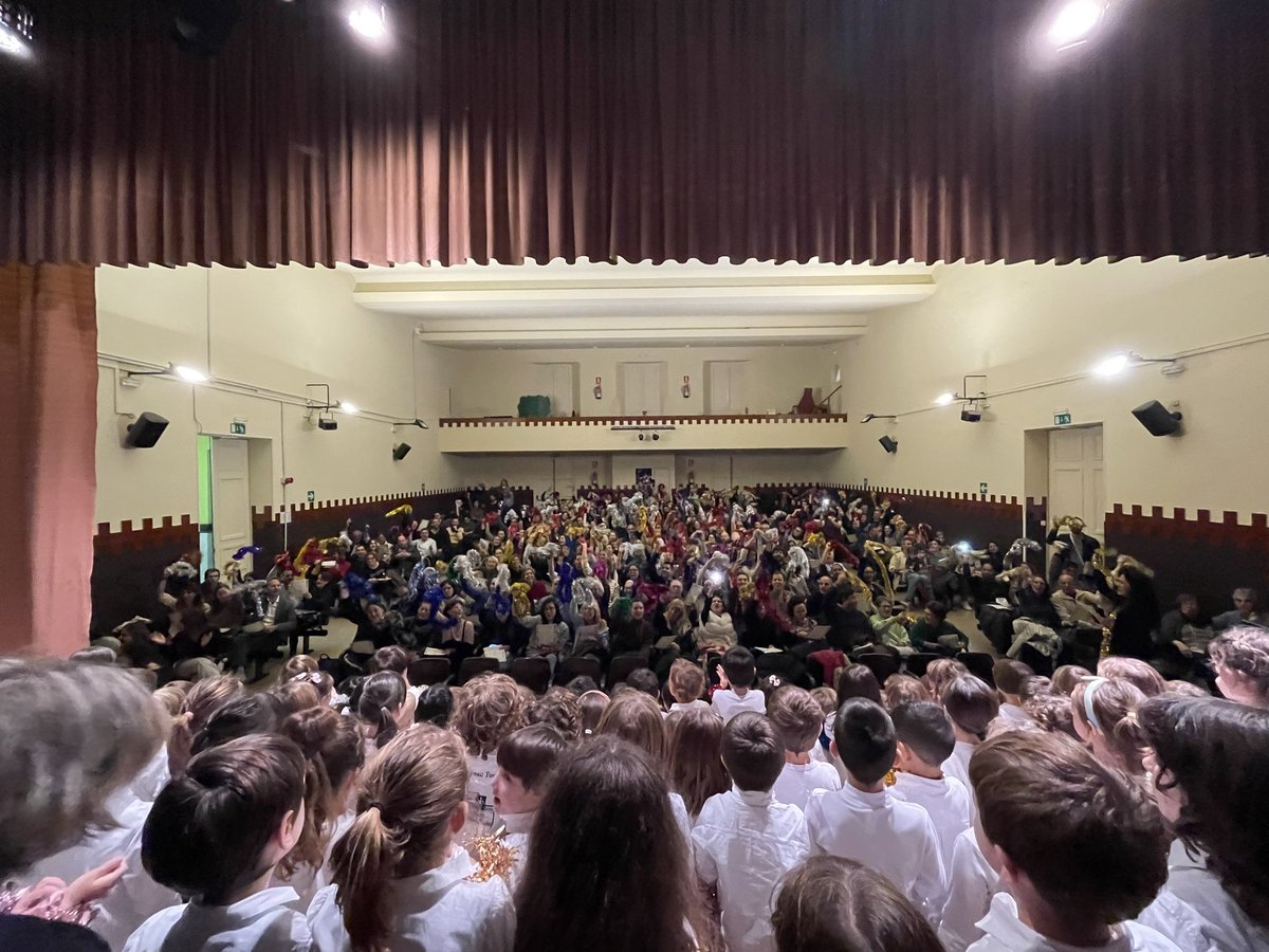 IgnasiHeras1's tweet photo. Per fi ha arribat el gran dia i hem pogut celebrar el 1r “Cantem per Nadal” des del 2019! Com ho havíem trobat a faltar!
Famílies, mestres i infants han gaudit moltíssim i hem viscut plegats un moment que recordarem sempre!🎤😇🎶 
Gràcies a tothom que ho ha fet possible! #jecasp https://t.co/Jl36W4PLDd