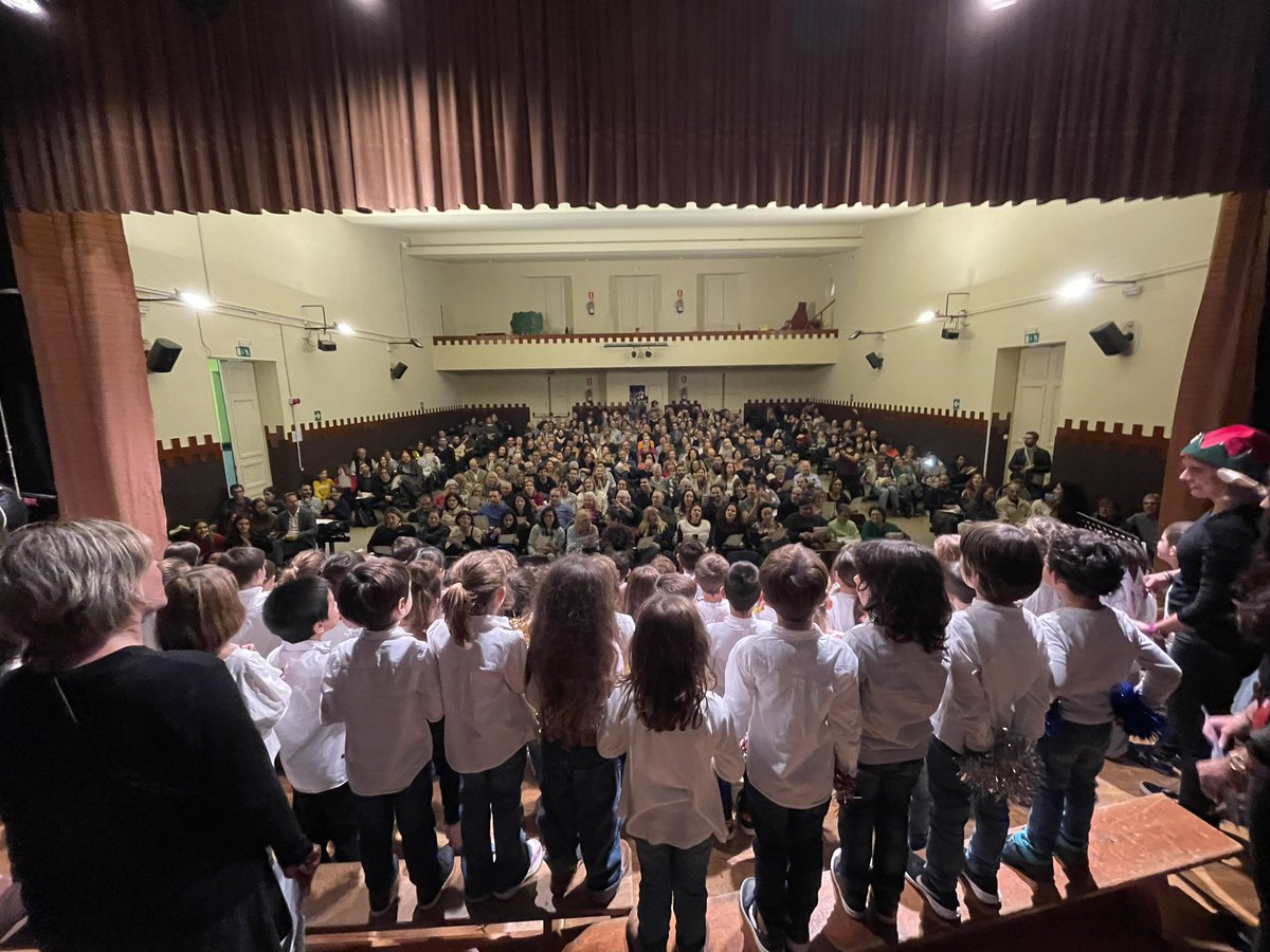 IgnasiHeras1's tweet photo. Per fi ha arribat el gran dia i hem pogut celebrar el 1r “Cantem per Nadal” des del 2019! Com ho havíem trobat a faltar!
Famílies, mestres i infants han gaudit moltíssim i hem viscut plegats un moment que recordarem sempre!🎤😇🎶 
Gràcies a tothom que ho ha fet possible! #jecasp https://t.co/Jl36W4PLDd