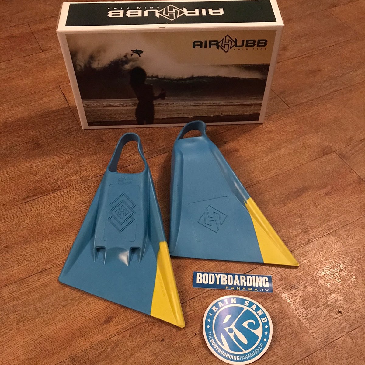 rainsandshop's tweet photo. Sigue #santaloco esta #navidadbodyboard repartiendo los regalos con #enviogratis #freeshipping #fretegratis #enviogratismundial
Ahora le toca a Caio @caiolapro hasta #brasil ๐ง๐ท que va a recibir sus #aletas #fins #pedepato #airhubb #airhubbfins de @rainsandshop
#estumomento https://t.co/PCtA8AX07t