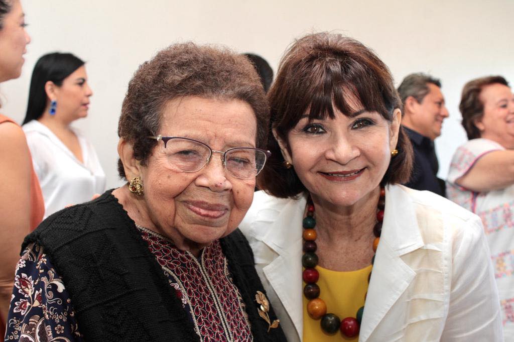 SedecultaYuc's tweet photo. Hoy celebramos el Día del Escritor en #Yucatán y  nos reunimos con la comunidad literaria para distinguir a las y los protagonistas del arte de la pluma, quienes con sus letras trascienden en México y el mundo.
1/2 https://t.co/Sn6I1PWRFe