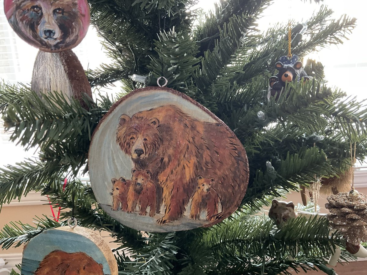 #ArtAdventCalendar #yegarts #grizzlybear #bearcubs #woodslice
#treeornament  #acrylicpainting 
A bigger slice of birch lends itself to a sow with 3 cubs