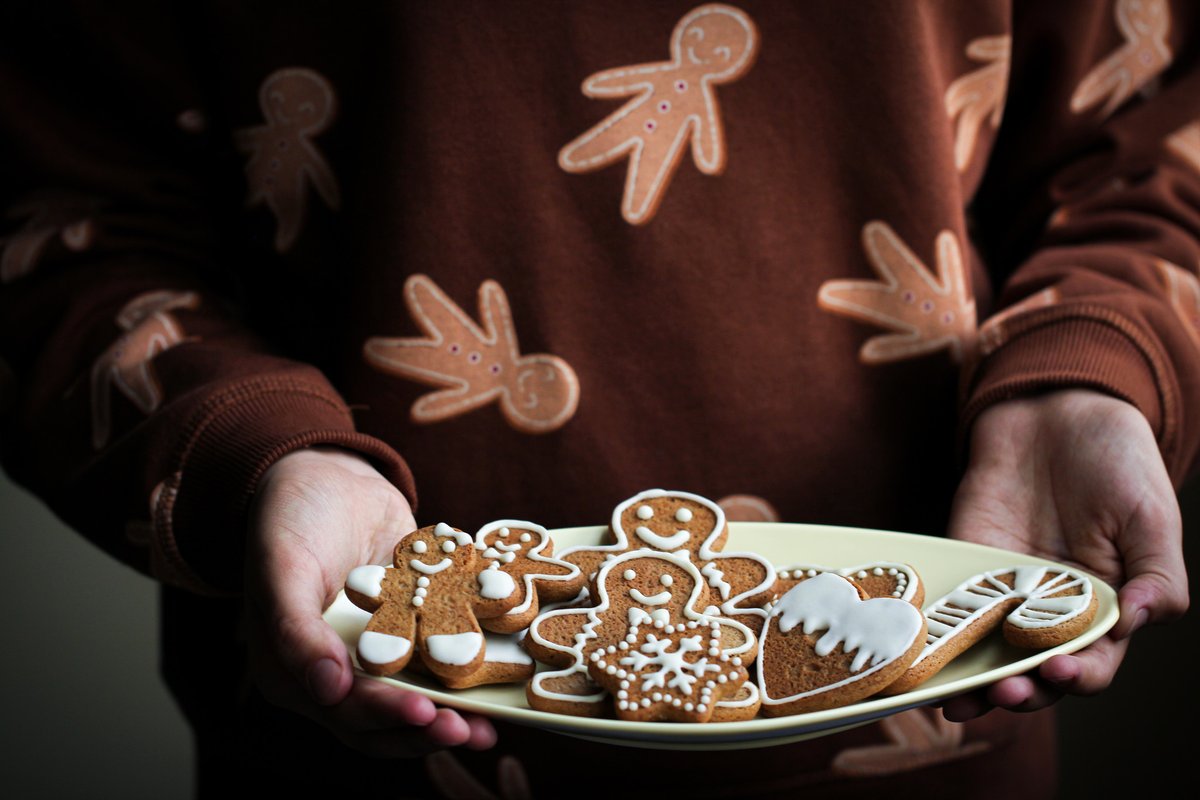 يتميز كوكيز الزنجبيل بأنه كرسبي من الأطراف ولين من الوسط، ومناسبته لفصل الشتاء لوضوح نكهة الزنجبيل والقرفة فيه بشكل مرغوب ولذيذ. هنا، زينته بكريمة الـ Royal Icing. الطريقة بالمدونة: byamani.net/index.php/2022…