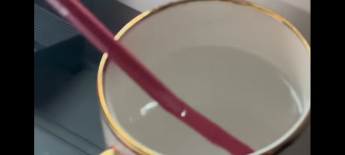 JansenPolly's tweet image. Since you know how much I love symbols... 😅 Let's talk about 2 things I find very interesting in Code's teaser: 1. red pencil, 2. pencil in the water. Yes, Code is aesthetic but he is also a very smart guy and a science student, therefore let's take a closer look
#barcodetin