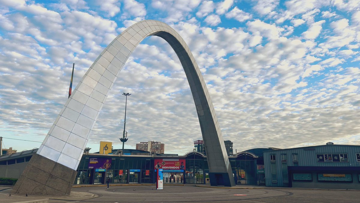 LopezRedyAdolfo's tweet photo. Esta mañana el cielo de #Bogotá parecía una obra de arte. https://t.co/Aue7w5MWh5