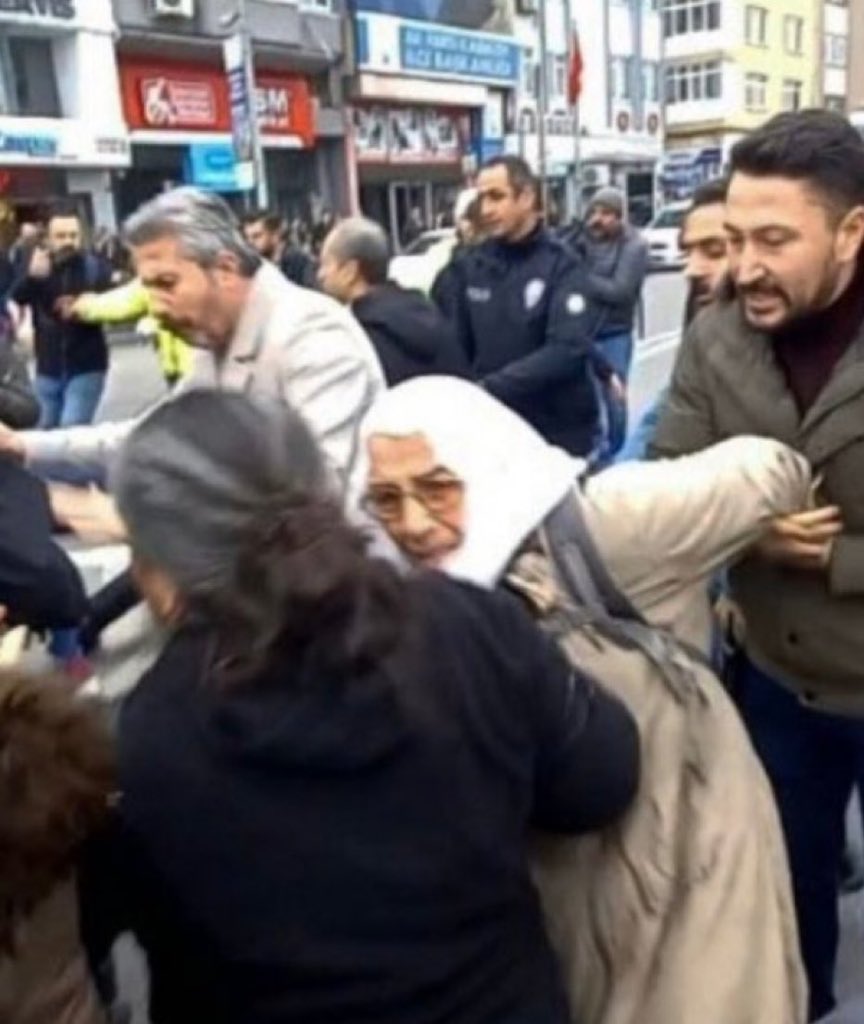 meraldanis's tweet photo. Yazdım yazdım sildim. Dilimin ucunda binbir kelime…
Bir anneye kolluğun saldırısındaki öfke,düşmanlık…
“Zulmünüz artsın ki, tez zeval bulasınız” https://t.co/znzUiYQit9