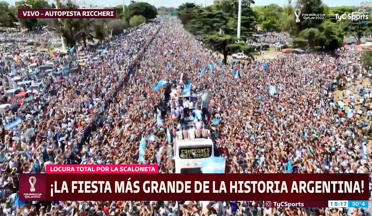 SergioChouza's tweet photo. El micro en General Paz y Ricchieri ahora 🔥🔥🔥 https://t.co/F2CAWPIivE