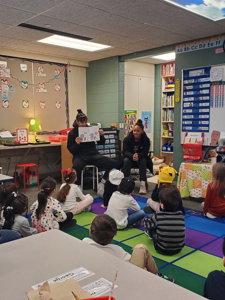 The ladies took a trip back to elementary school to read to the little ones before their game yesterday📚