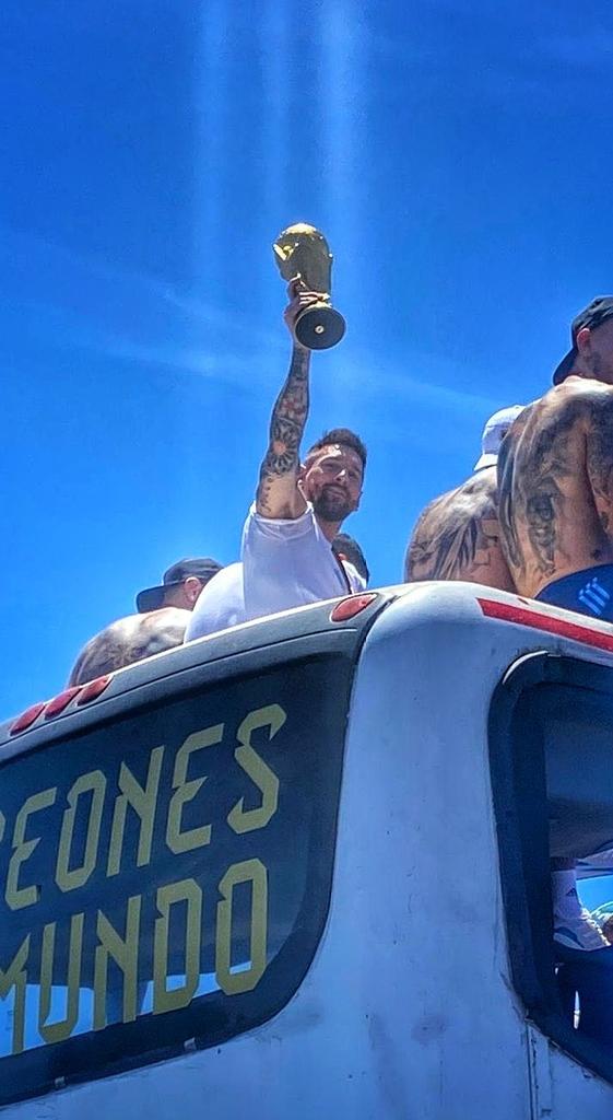 Daniel_1687's tweet photo. Messi levantando la copa y un destello de luz lo ilumina, que fotón #SeleccionArgentina https://t.co/zH5OyOnJxa