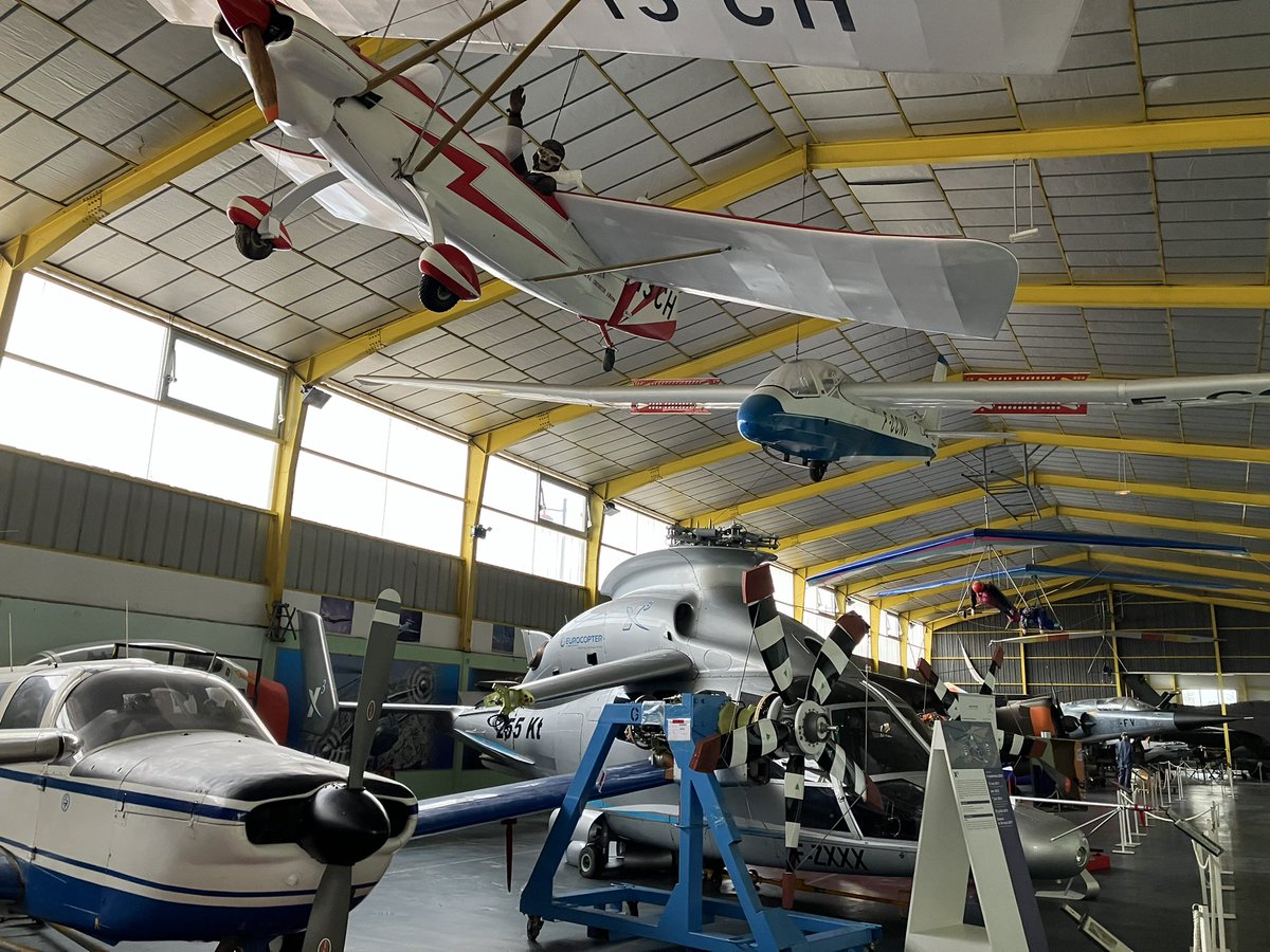 Marine_Binet's tweet photo. Que de petites merveilles au  @museeaviation de Saint-Victoret ! Notamment le fameux X3 d’@AirbusHeli ou encore une (très) ancienne version du masque ÉROS de  @SafranAerosys 😍

#avgeek https://t.co/nJqaTx3qFj