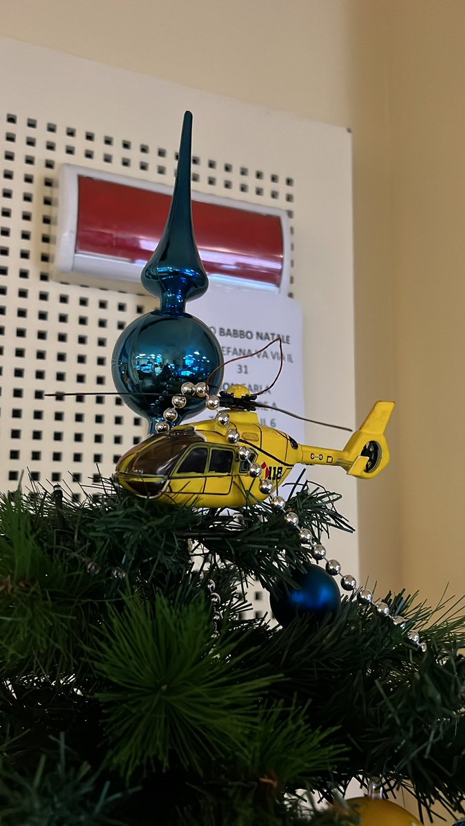 fonzo685's tweet photo. ...different #ChristmasTree in #dispatchcenter @LDNairamb @SUEM_Veneto @trentennale118 @Ldn_Ambulance #hems #dispatch #MerryChristmas https://t.co/uKcbkRIS2G