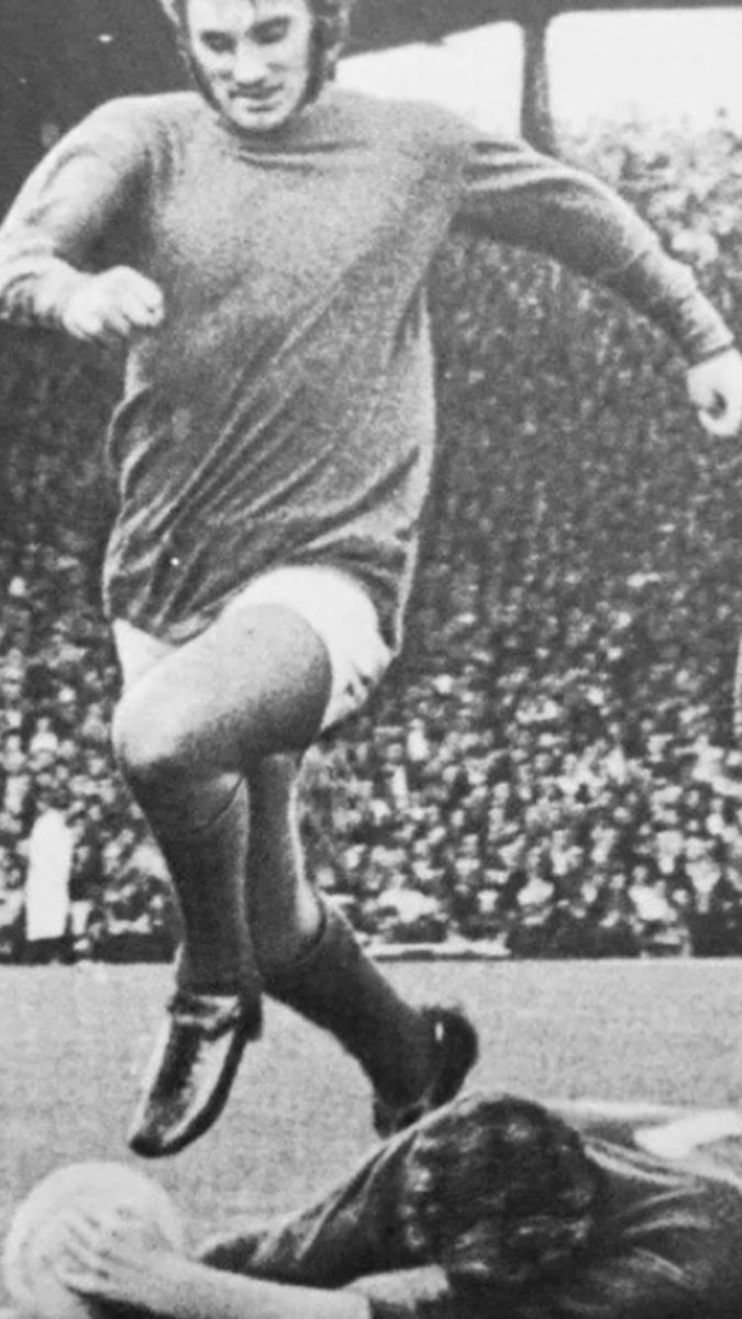 mooro611's tweet photo. No gloves and a trademark save by Bob Wilson at the feet of Uniteds George Best at Highbury August 1970, the 4-0 by Arsenal set the stage for what was to come. #arsenal #71double https://t.co/Xdd9T1uIGD
