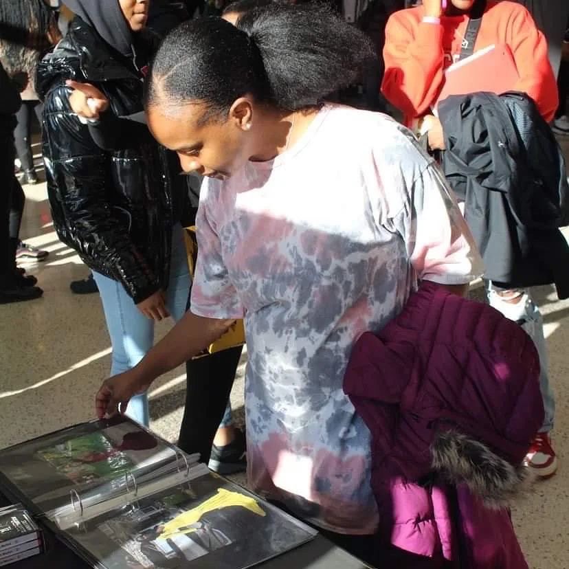 DunbarHSDC's tweet image. Dunbar HS would like to thank everyone who came and showed out at yesterday&apos;s Pop-up Shop! So much exposure to the talent of THE Dunbar students and staff. 🔴⚫️
#EverydayAtDUNBAR #WeWorkForKids