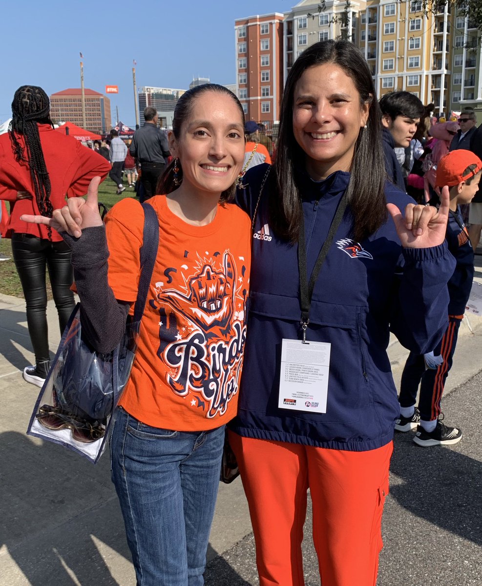 AshleyCampos15's tweet photo. Had a great time this past weekend in Orlando, FL for the @CureBowl. Thanks @LisaUTSA and @nateryansports for taking a picture with me. @KENS5 #UTSA #alumni2016 https://t.co/KhV4GfHaHu