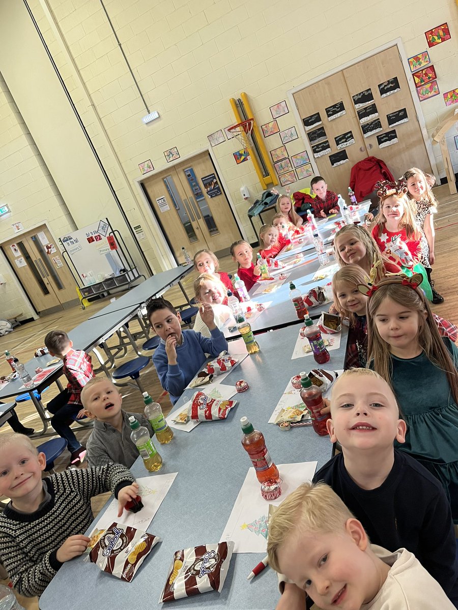 _miss_coates's tweet photo. P1 Christmas Party 🎉🎄 https://t.co/DyQcwFzytb