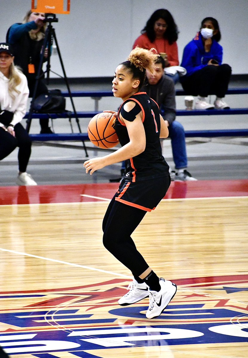 📍 𝗡𝗜𝗞𝗘 𝗧𝗢𝗖

 @LuHiWBBall leads <a href="/mitty_wbb/">Mitty WBB</a> 30-22 at halftime. 

Standout performances from:
- <a href="/23mayah55/">Maya Hernandez</a> 
- Haley Hernandez
- <a href="/LaurynSwann/">Lauryn Swann</a> 
- Syla Swords
- <a href="/oliviaj_013/">Olivia Jones</a>