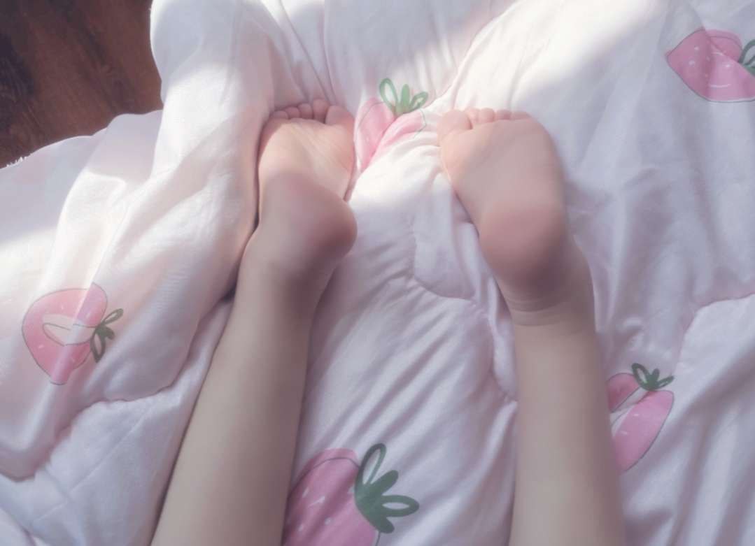 tozigudng1's tweet photo. 穿袜子不比光脚好看嘛，怎么有人喜欢光脚丫啊 #嫩妹 #高中女 #女儿 #乖乖女 #高中 #白袜 #足控 #问答 https://t.co/pZarKBdkCn