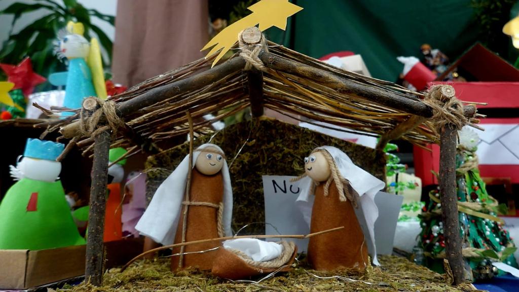 iesmonterroso's tweet photo. Objetos navideños elaborados por nuestros alumnos de Tecnología usando su ingenio y muchos materiales reciclados en su elaboración. Alguno "muy peculiar" #reciclados #Navidad #EducaciónPublica https://t.co/Y0A06aS5Od