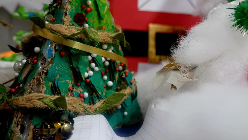 iesmonterroso's tweet photo. Objetos navideños elaborados por nuestros alumnos de Tecnología usando su ingenio y muchos materiales reciclados en su elaboración. Alguno "muy peculiar" #reciclados #Navidad #EducaciónPublica https://t.co/Y0A06aS5Od
