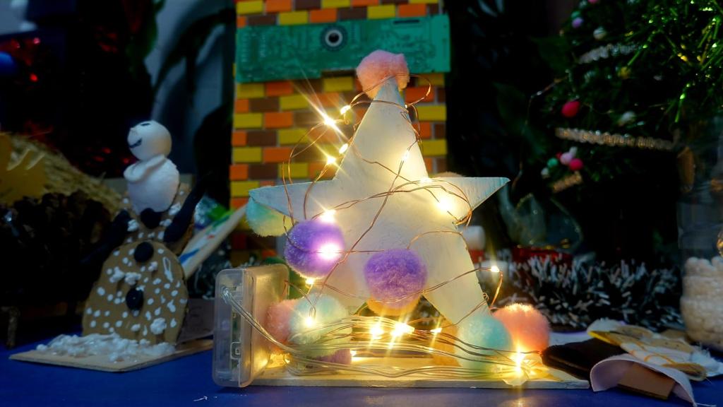 iesmonterroso's tweet photo. Objetos navideños elaborados por nuestros alumnos de Tecnología usando su ingenio y muchos materiales reciclados en su elaboración. Alguno "muy peculiar" #reciclados #Navidad #EducaciónPublica https://t.co/Y0A06aS5Od
