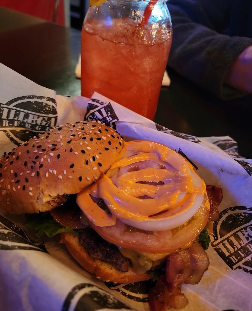 I'm sorry for what I said before I had my burger 🤪

#burger #cheeseburger #illegalburger #burgerpun #hangry #denvercolorado #coloradoburgers #denverfoodie #coloradofoodie #denverhappyhour #303 #fries #cheesefries #hamburger #onionrings