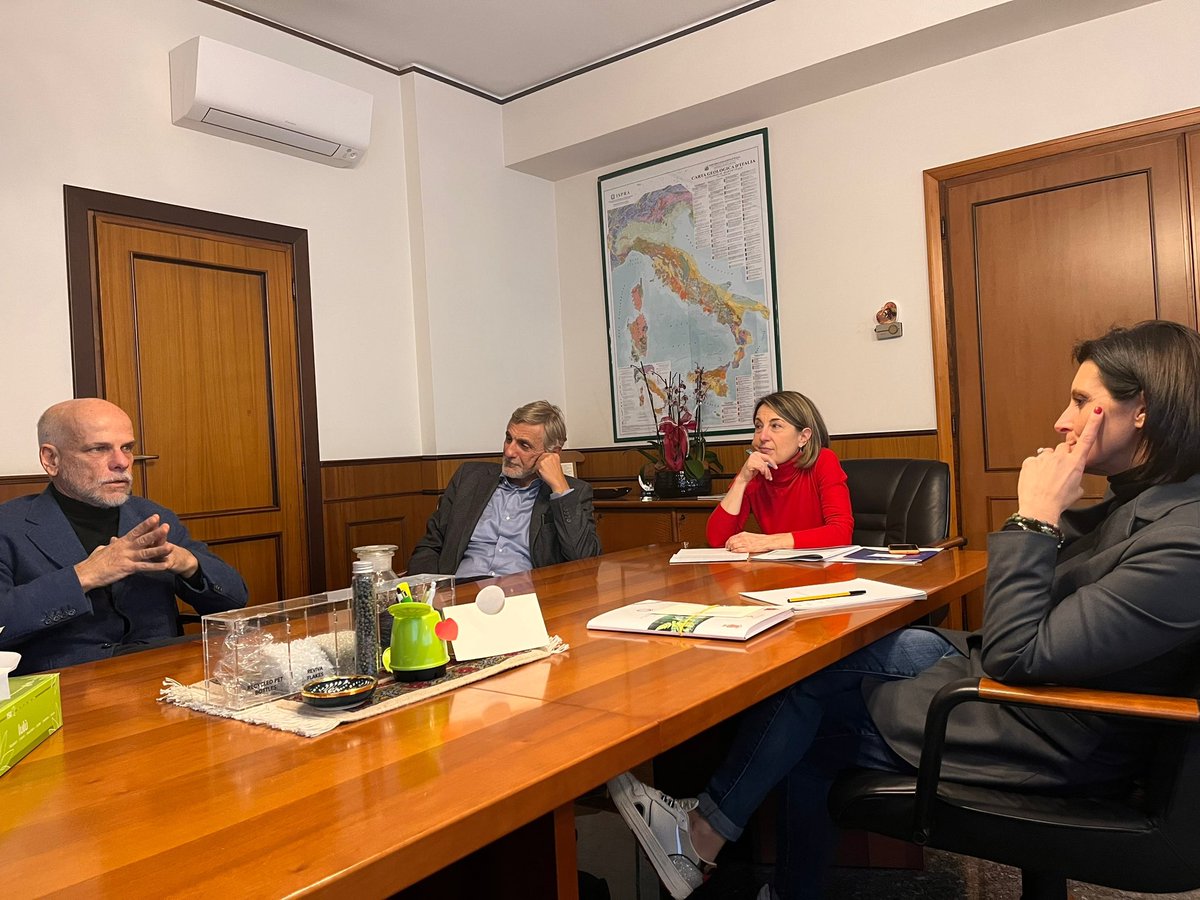 VanniaGava's tweet photo. Ho incontrato i rappresentanti di @assoambiente, @unicircular e @anparorg nell’ambito della revisione del decreto sui rifiuti #inerti. Hanno espresso la volontà di contribuire alla discussione per raggiungere gli obiettivi comuni di sviluppo circolare del settore. @MiTE_IT 1/2 https://t.co/k8T5bRU1Wa