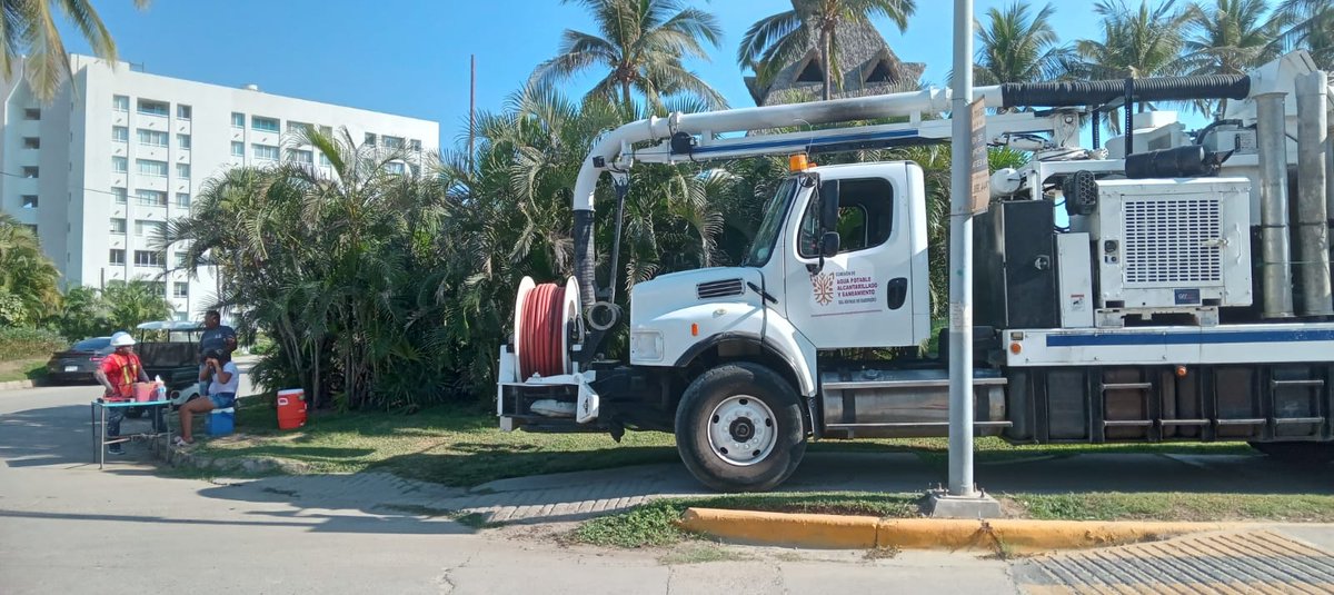 RivieraAca's tweet photo. Con el apoyo de @ProturGuerrero y @Capaseg_CS se encuentran realizando la limpieza a la red sanitaria del carcamo que va hacia la planta de tratamiento de Grupo Vidanta.
#carcamo #redsanitaria #acapulco #protur #capaseg #vialidad https://t.co/h8290uoSr7