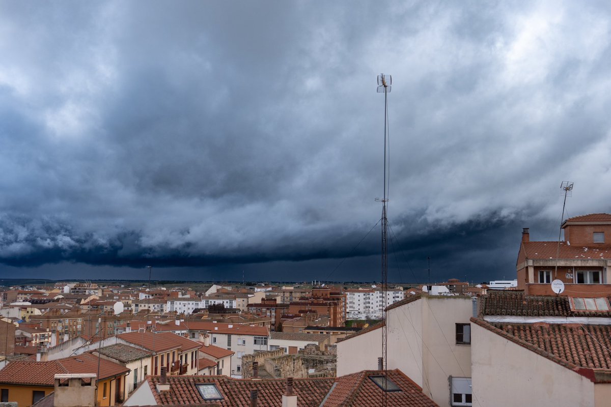 gmhzamora's tweet photo. @tiempobrasero el cielo de la tarde en Zamora daba miedo. https://t.co/cBJx4AQxf7
