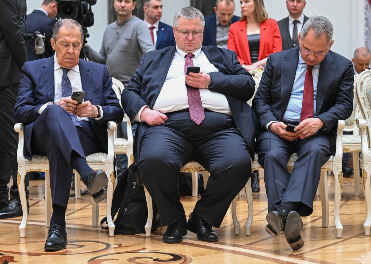 То есть всё-таки соцсети у них есть, и скорее всего у Путина тоже. И на кого тогда рассчитан этот пиздёж? Просто чтобы удобнее было оправдать все проёбы

<a href="/anatoliisharii/">Anatolij Sharij</a> кросивец какой сидит между двумя важными мужами))))))