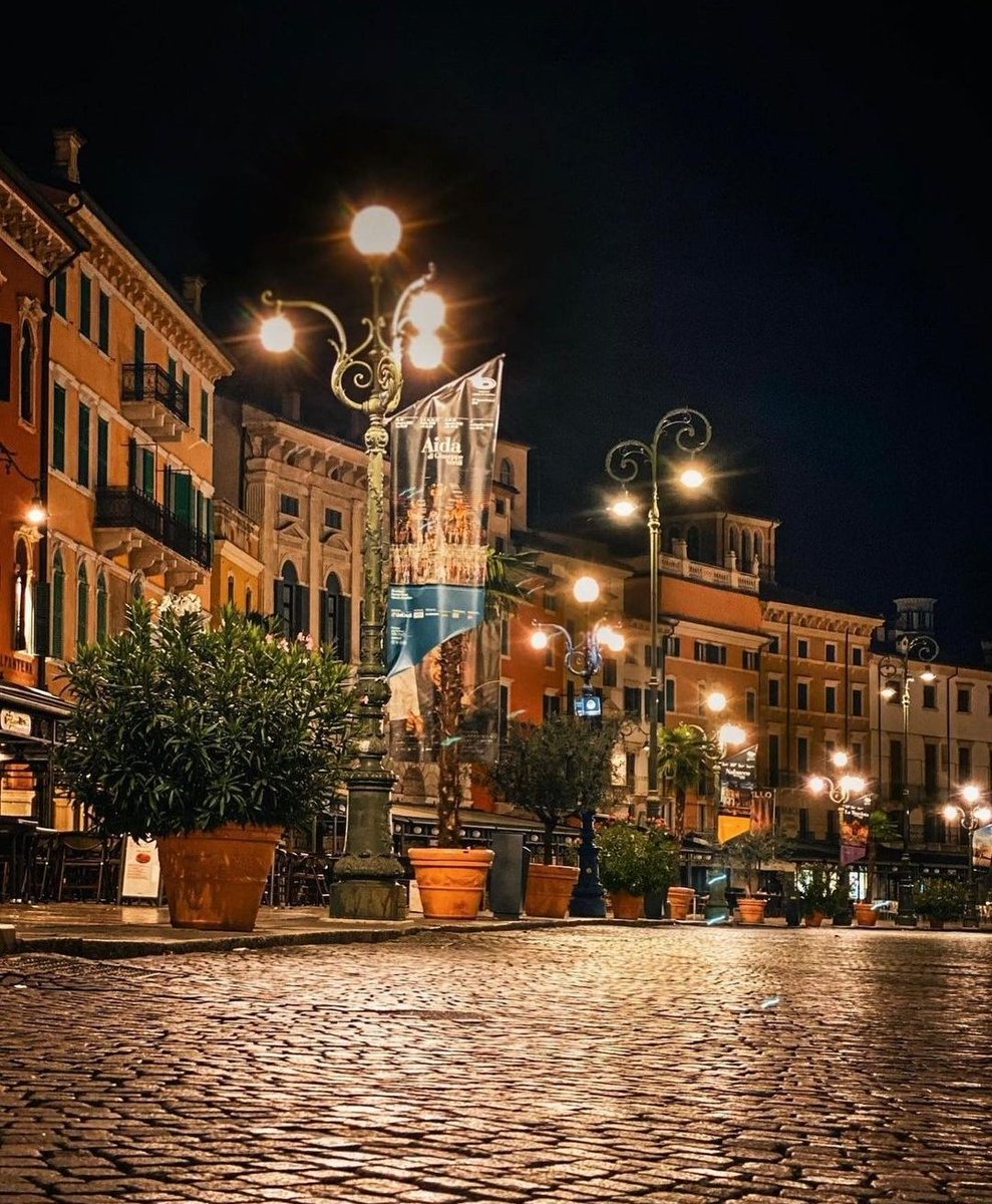 amaveronags1's tweet photo. #veronadisera
La buona serata dal Liston
#piazzabra #centro #verona https://t.co/GXTIBAzQKX