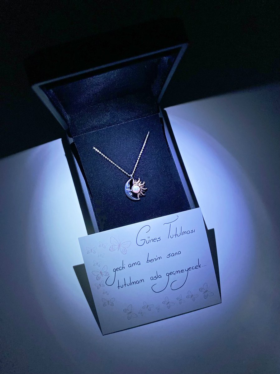 Tweet’i favla, Yılbaşı’nda Sun and Moon Kolyemizin kapını çalması için bizden DM bekle!  🌙🌞 🎄🖤