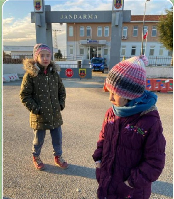 ademyarslan's tweet photo. Karakollarda, cezaevi yollarında, hapishane koğuşlarında ve yetimhanelerde büyüyen bir nesil var.

Saray'ınız ve iktidarınız batsın ! https://t.co/6oWojXUrv1